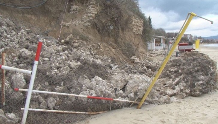 Цяло чудо е, че улицата е пропаднала, когато по нея не е имало хора