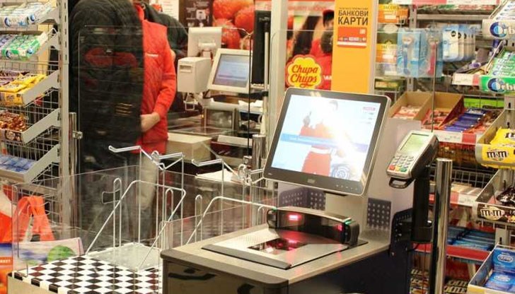 Клиентите сами маркират стоките си, претеглят плодове, зеленчуци и други насипни стоки и плащат