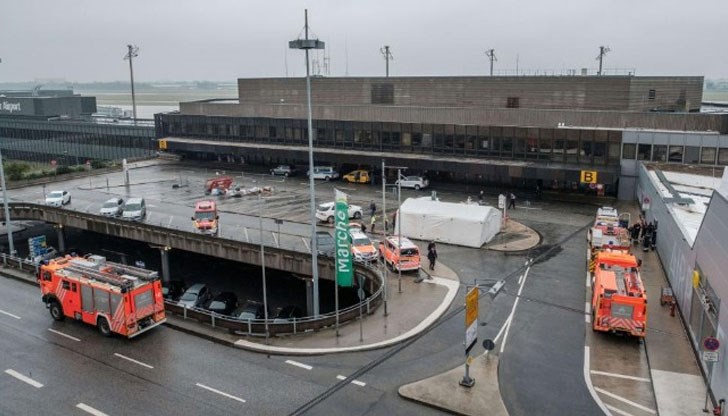 Мъж се вряза с колата си през централния вход на аерогарата и излезе на пистата на летището в Хановер Мъж се вряза с колата си през централния вход на аерогарата и излезе на пистата на летището в Хановер