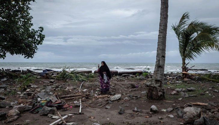 Броят на загиналите от вълна цунами, ударила крайбрежните райони на индонезийските острови Ява и Суматра, достигна 429 души