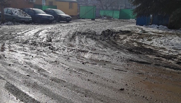 И заледени тротоари в целия град