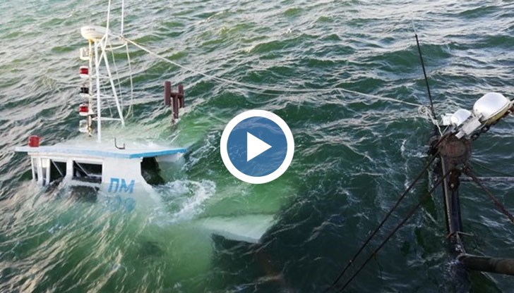 Силният вятър скъсал въжетата на рибарското корабче, то се ударило в стената на кея и започнало да потъва