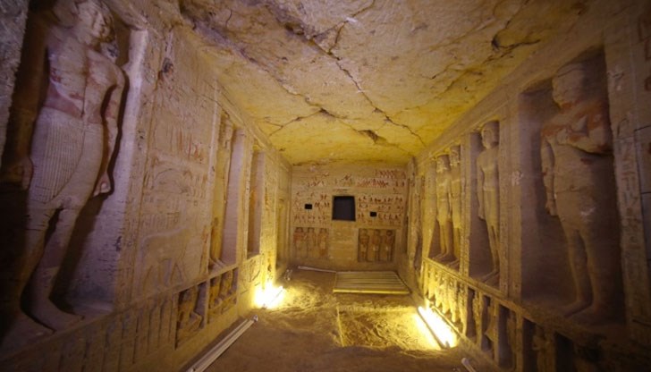 Тя се намира в пирамидалния комплекс Сакара южно от столицата на Египет Кайро