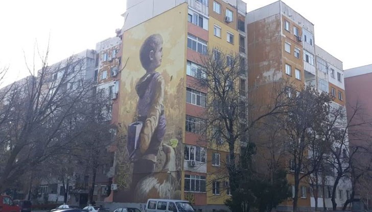 Дете краси фасадата, благодарение на двама артисти