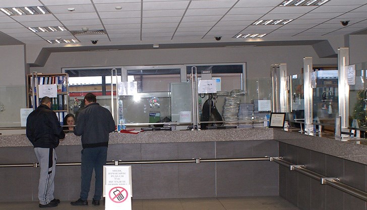 В момента данните се съхраняват на две различни места