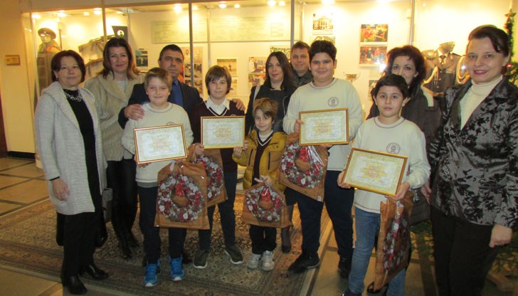 Децата събрали разпилените банкноти пред магазин в Пловдив