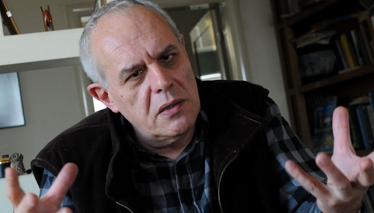 В момента гледаме нещо, което напомня да пукнеш цирей преди да е узрял, споделя социологът