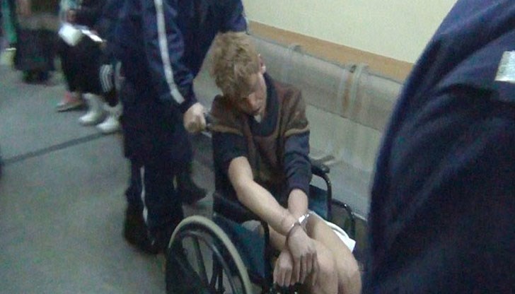 Нападнал ги с джобно ножче, преди това скочил от рейса в движение Нападнал ги с джобно ножче, преди това скочил от рейса в движение