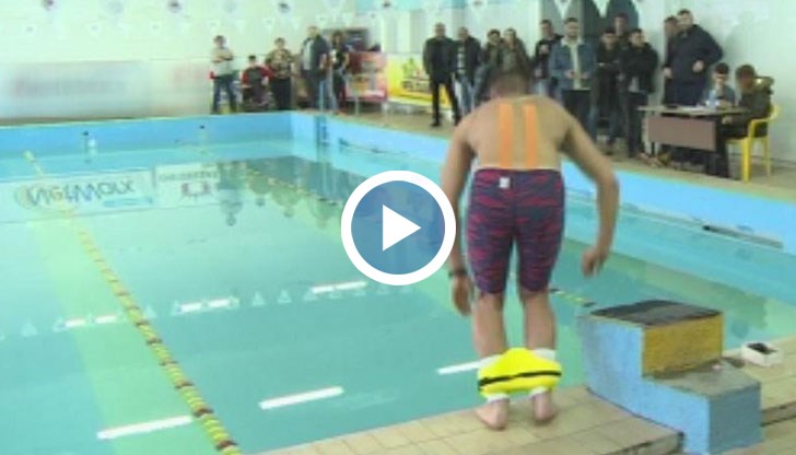 Младият русенец плува в басейна на Спортното училище