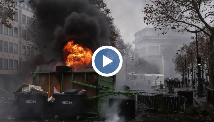 Гранати, сълзотворен газ, водно оръдие и палки не могат да усмирят демонстрантите