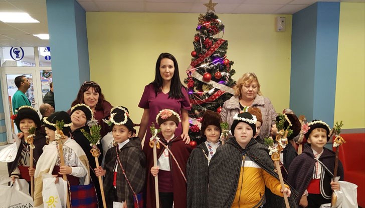 Децата изпълниха традиционни коледарски песни, чрез които злите сили се прогонват
