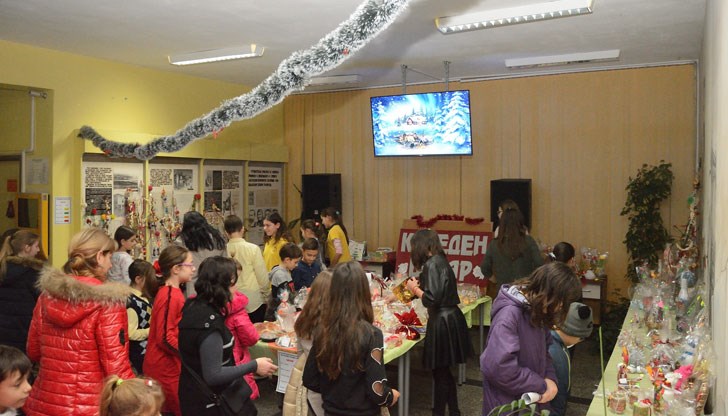 Масите бяха отрупани с ръчно изработени сувенири и декорации за елха, коледни картички, домашни сладкиши, направени толкова изкусно, че да задоволят и най-капризния кулинарен естет