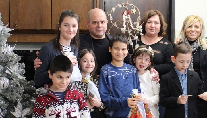 Децата от Ресурсния център поздравиха с коледни стихчета кмета на Русе