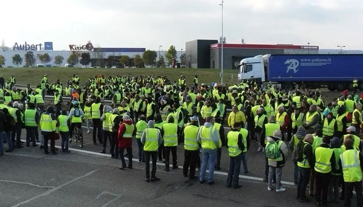 Шофьор на камион с българска националност се паникьосал при вида на пътна блокада близо до Руан и се опитал да я пробие