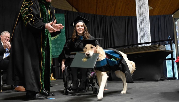 Голдън ретривърът Грифин получи почетна диплома от американски университет, защото е придружавал собственичката си на лекции и упражнения, докато тя стане магистър