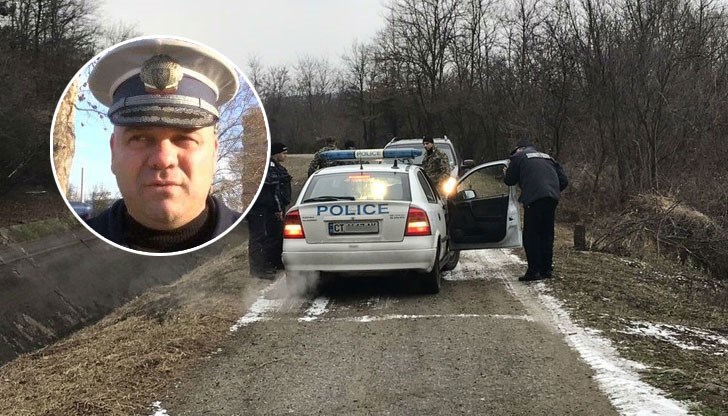 В ръката си все още стискал служебния си пистолет "Макаров"