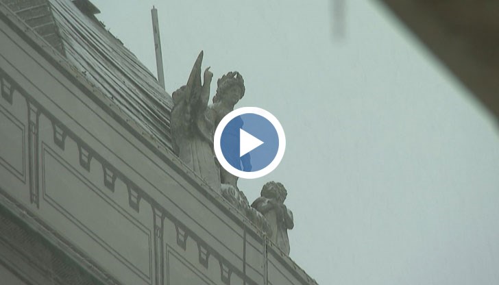 Развалини, скрити зад ограждения – това е останало от величествената сграда на първото застрахователно дружество у нас