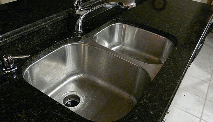 Кои неща не бива никога да изхвърляме в мивката или тоалетната?