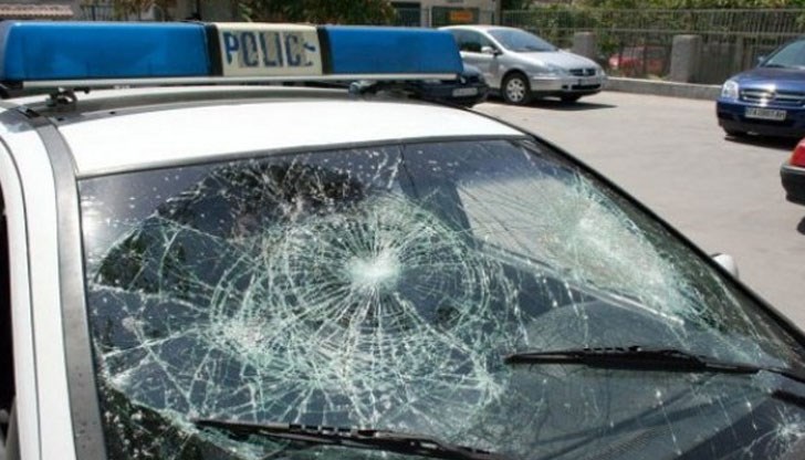 За щастие униформените не са пострадали, но панорамното стъкло на автомобила е счупено