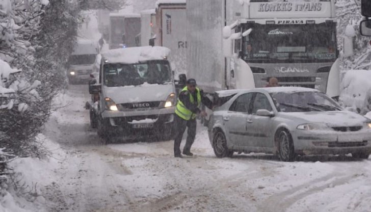 Причината за това са два аварирали ТИР-а в района на село Ребърково