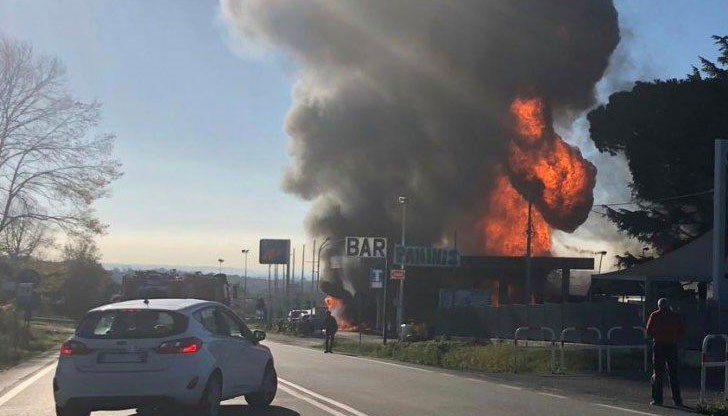 Взривът е избухнал, когато товарен камион, превозващ запалима течност, е спрял за зареждане на бензиностанция на автомагистрала "Салария"