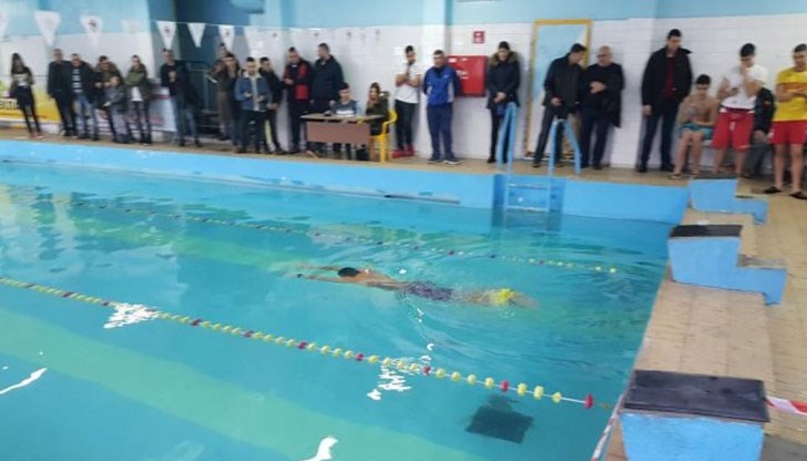 Плуването започна в 16 часа вчера и завърши малко след 8 часа тази сутрин Плуването започна в 16 часа вчера и завърши малко след 8 часа тази сутрин