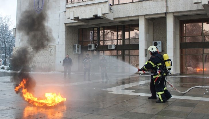 Служителите на Областна администрация Русе проведоха планирано занятие за действие при пожар