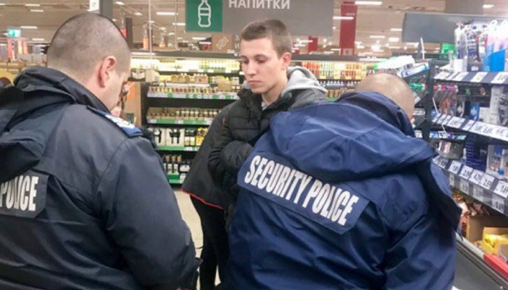 Той повикал полиция, а управителят на магазина и охраната се изпокрили