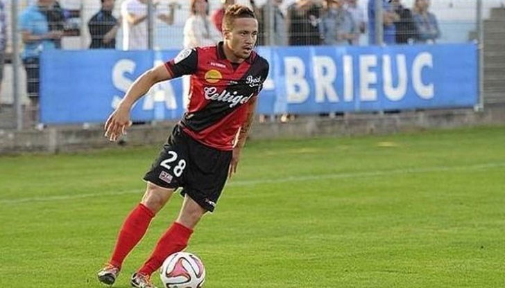 Крилото е на 25 години и през сезона записа 12 мача като титуляр в първенството на Румъния, отбелязвайки три гола