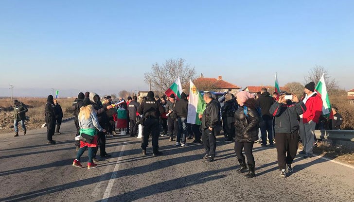 Скандирания „Полицията – мафия и позор“ огласиха нивите край селото на път за АМ Тракия