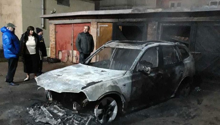Напълно изгорели са два автомобила