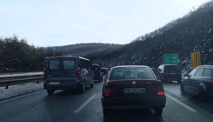 Силно затруднен е трафикът в продължение на няколко километра в района преди тунела „Витиня“ Силно затруднен е трафикът в продължение на няколко километра в района преди тунела „Витиня“
