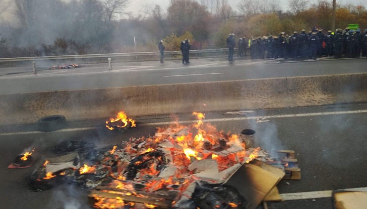 Трафикът във Франция е запушен от демонстрации на "жълтите жилетки"