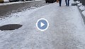 Леден дъжд в Букурещ превърна тротоарите в пързалки