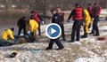 Пожарникари спасиха елен, паднал в замръзнало езеро