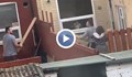 Комшии се млатят с дъски през оградата