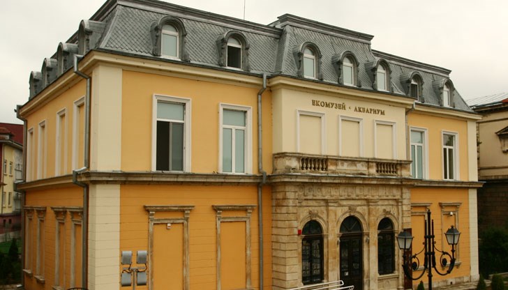 Най-висок се запазва делът на учениците и студентите Най-висок се запазва делът на учениците и студентите