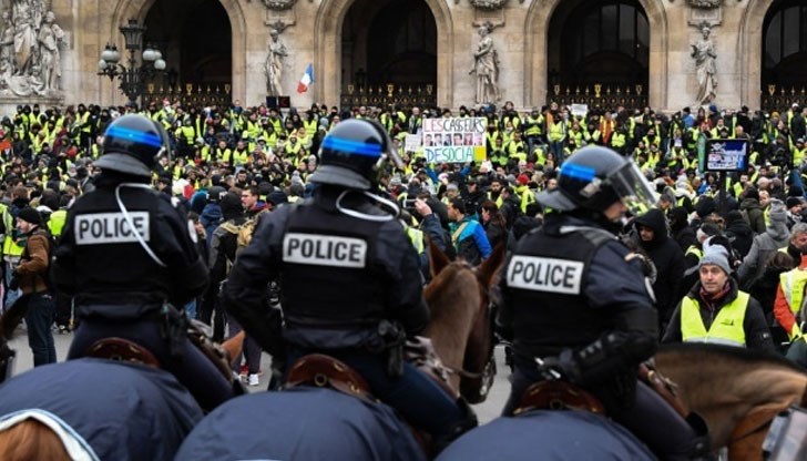 В събота протестиращи разбиха вратите на правителствена сграда в Париж, подпалиха мотори и коли