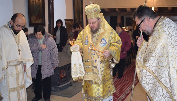 Владиката произнесе проповед и благослови християните, пожелавайки им здраве, мир и успешна нова година