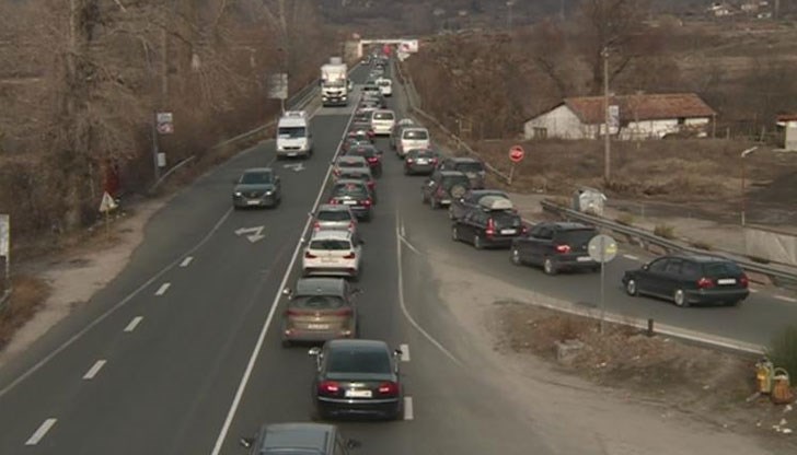 Изключително натоварено е движението по пътищата Благоевград - Симитли и Банско - Симитли