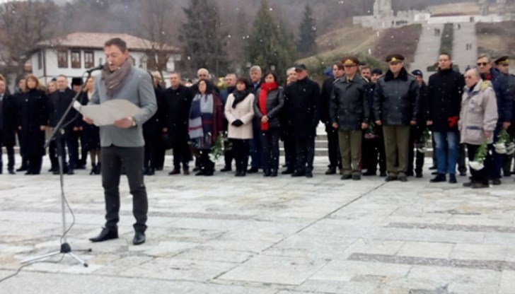 Граждани от цялата страна дойдоха на площада, за да се поклонят пред великия поет-революционер