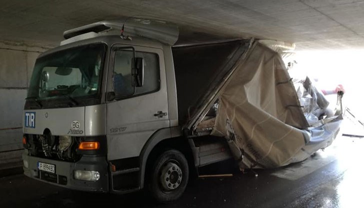 Несъобразителният шофьор заклещи камиона в тунел и разсипа товара си