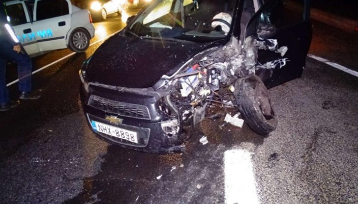 Челен удар между Шевролет с гръцка регистрация и Форд с българска