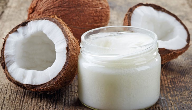 Кокосовото масло помага при изтощена коса и пърхот, но с него също така можете да готвите Кокосовото масло помага при изтощена коса и пърхот, но с него също така можете да готвите