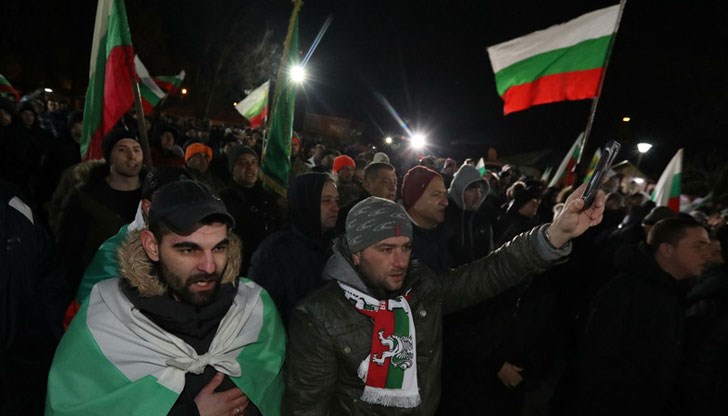 Това предлага кметът на Войводиново! Полицията препречи пътя на протестиращите Това предлага кметът на Войводиново! Полицията препречи пътя на протестиращите