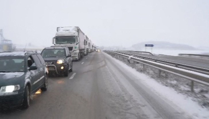 Над 200 тежкотоварни автомобила, движещи се в посока София, са отбити още снощи