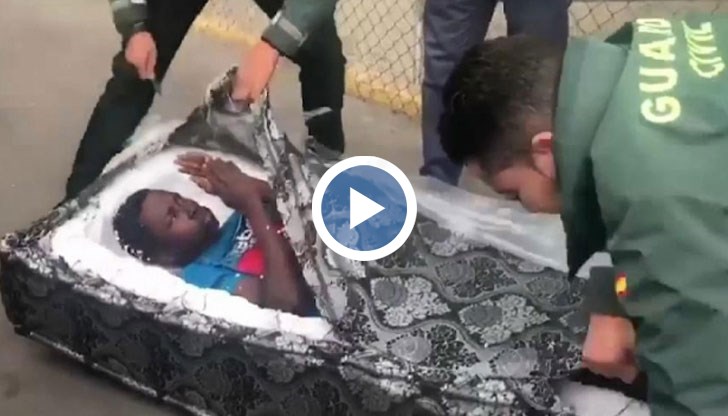 Комичен опит на африканци да минат испанската граница