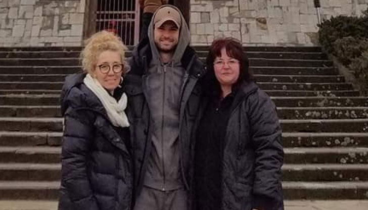 Гришо запали свещ за здраве в параклиса под Богородица