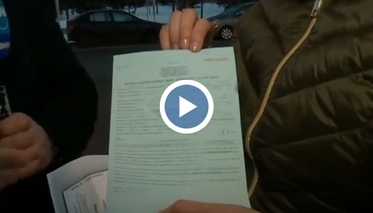 Измамниците поставят фалшивите фишове върху предните стъкла на автомобилите