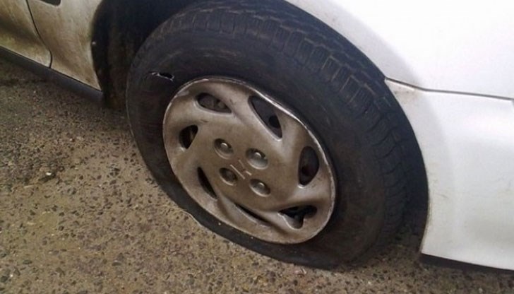 Задържани са 6 момчета, 3 дупчили гумите с нож, други се забавлявали Задържани са 6 момчета, 3 дупчили гумите с нож, други се забавлявали